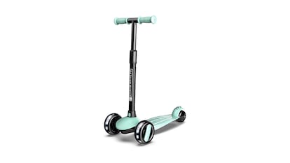 Patinete para niños sobre fodno blanco