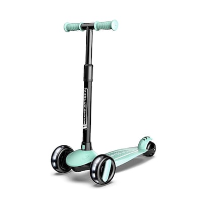 Patinete para niños sobre fodno blanco