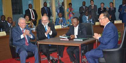 Firma del pacto de ACS y Three Gorges con el Gobierno del Congo, con Jos&eacute; Alfonso Nebrera (ACS), primero por la izquierda, y Chi Zhenbo (Three Gorges) en la derecha.  