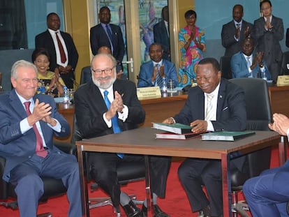 Firma del pacto de ACS y Three Gorges con el Gobierno del Congo, con Jos&eacute; Alfonso Nebrera (ACS), primero por la izquierda, y Chi Zhenbo (Three Gorges) en la derecha.  