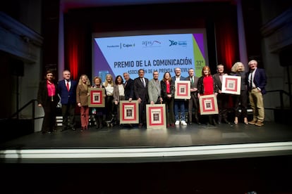 Foto de familia de los premiados en el XXXII Premios de la Comunicación de la APS. / APS