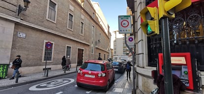 Señal de advertencia sobre de la zona de bajas emisiones de Zaragoza.