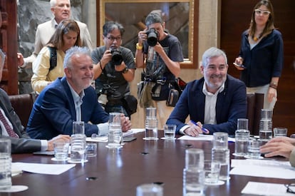El ministro de Política Territorial, Ángel Víctor Torres, y el presidente de Canarias, Fernando Clavijo, en una reunión del Pacto Migratorio para abordar el acuerdo sobre menores solicitantes de asilo.