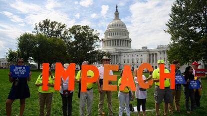 Manifestantes a favor do ‘impeachment’ contra Trump nesta quinta-feira em Washington, diante do Capitólio.