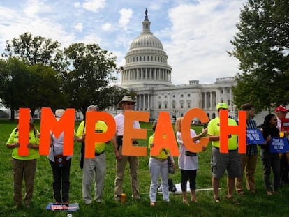 Manifestantes a favor do ‘impeachment’ contra Trump nesta quinta-feira em Washington, diante do Capitólio.