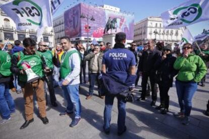 Concentración de policías municipales en la Puerta del Sol.