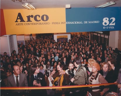 Minutos previos al corte de la cinta inaugural de la primera edición de Arco, celebrada en 1982 en el Pabellón de Exposiciones del Paseo de la Castellana de Madrid. IFEMA