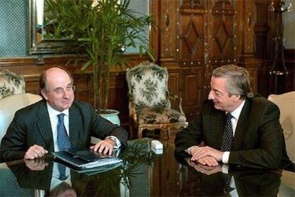 Antoni Brufau (izquierda) durante su entrevista con el presidente de Argentina, Néstor Kirchner.