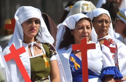 Devotos esperan la llegada del papa Francisco antes de la celebración de una misa multitudinaria en el parque O'Higgins de Santiago (Chile).