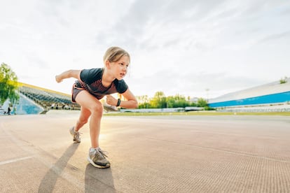 Correr es una habilidad motriz básica que los niños adquieren y perfeccionan desde poco después de aprender a caminar.