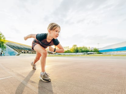 Correr es una habilidad motriz básica que los niños adquieren y perfeccionan desde poco después de aprender a caminar.