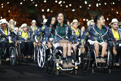 Integrantes da equipe paraolímpica brasileira na cerimônia de abertura dos Jogos Rio 2016.