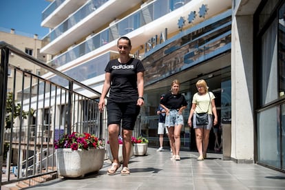 Ciudadanas ucranianas salen del hotel de Calella (Barcelona) en el que viven como refugiadas.