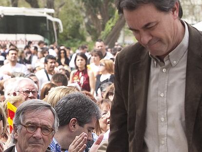 Xavier Trias, sentado, y Artur Mas ayer en Barcelona.