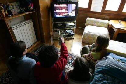 Ni&ntilde;os viendo la televisi&oacute;n. 