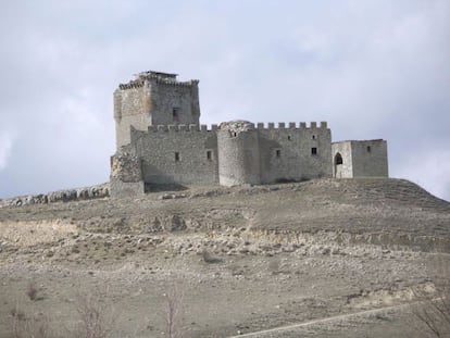 Construido en el siglo XV sobre uno anterior que era propiedad del Infante Don Juan Manuel. Pasó a la Casa de Alba y finalmente al Estado, que lo subastó en 1971. En la actualidad, los muros del exterior están derrumbados. En el interior la situación no es mejor: la maleza abunda en el patio central, las paredes se agrietan y en todas las salas hay basura.