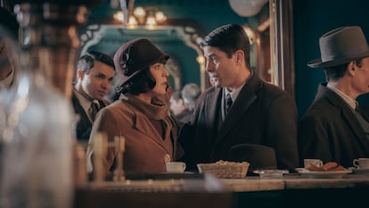 Verónica Sánchez y Luis Fernández, protagonistas de 'La Favorita 1922', en el primer episodio de la serie.