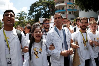 Durante las protestas de este miércoles, Guaidó se ha unido a la marcha de los estudiantes de la Universidad Central de Venezuela (UCV), en Caracas. "Pensaron que hoy el pueblo de Venezuela se iba a asustar, que generarían miedo, pero hoy estamos en la calle" ha declarado el presidente interino.