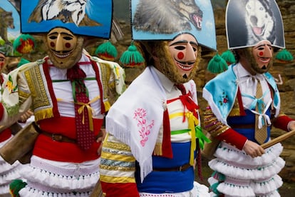 El 26 de febrero por la mañana temprano, después de la Misa, saldrán a la calle los 'Peliqueiros' (en la foto), los personajes más característicos del Carnaval, en gallego Entroido de Laza (Ourense), con sus máscaras, sus cencerros en la cintura y un látigo en la mano. Al día siguiente tendrá lugar la 'farrapada': una batalla con trapos manchados de barro a modo de armas; y, por la tarde, bajada de la Morena desde Cimadevila, el punto más alto de la localidad: se trata de un vecino vestido con una cabeza de toro en madera y una manta, y acompañado de las Hormigas, 'Toxos' y 'Cobelleiros'. El Miércoles de Ceniza la gente recorre las calles con sus fachós (antorchas).