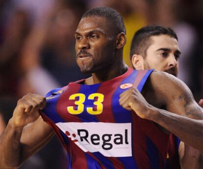 Mickeal celebra el triunfo del Barcelona. Detras de l, Navarro.