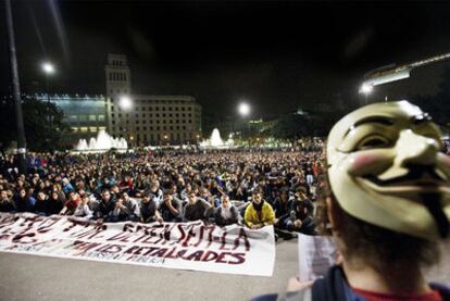 Asamblea de estudiantes en el centro de la plaza de Catalunya, ayer tras la manifestación.