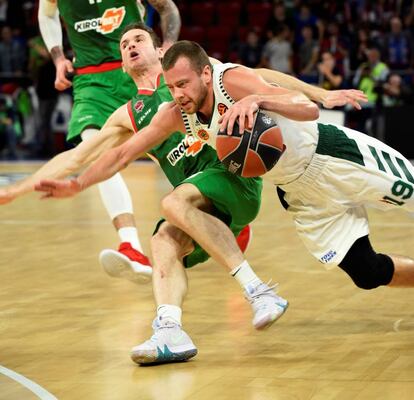 Lukas Lekavicius, de Panathinaikos, intenta driblar a Marcelinho Huertas, del Baskonia.