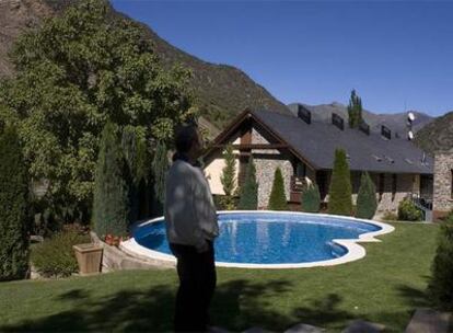 Jardín y piscina del hotel Riberies, en Llavorsí (Lleida).