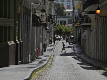Un hombre cruz una calle de San Juan.