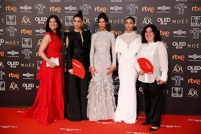 La directora Arantxa Echevarría, ganadora en la categoría de mejor dirección novel por Carmen y Lola, junto a las actrices de la película Carolina Yuste (de Roberto Diz), Rosy Rodríguez (de Emilio Salinas) y Zaira Morales (vestida de Vicky Martín Berrocal). El equipo también se sumó a la reivindicación de la CIMA.