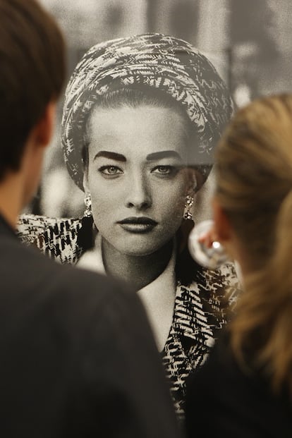 Unos visitantes admiran un retrato de Tatjana Patitz hecho por Peter Lindbergh, en una exposición en Berlín en 2017.