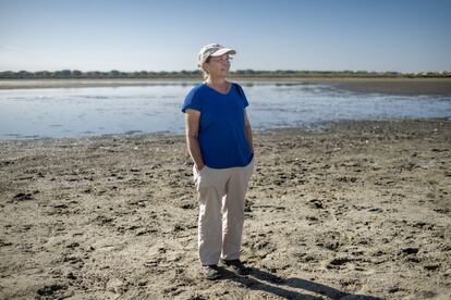 Carmen Díaz, investigadora de la Estación Biológica de Doñana, del CSIC, junto a la laguna de Santa Olalla.