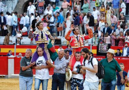 El Juli y El Fandi, a hombros en Granada.