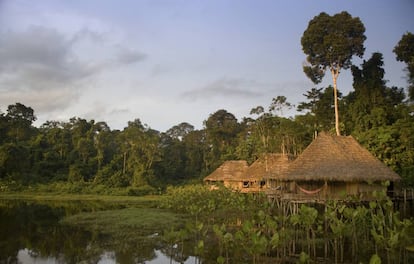 Cabañas en el Kapawi Ecolodge, frente al río Pastaza.