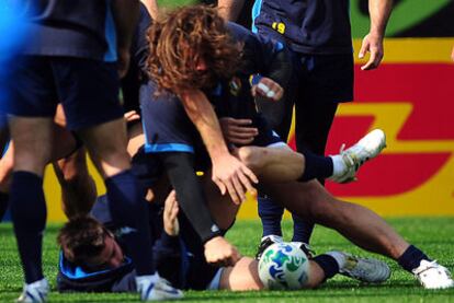 Los jugadores italianos Castrogiovanni y Bocchino se pelean durante un entrenamiento.