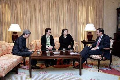 Juan José Ibarretxe, durante su entrevista con las representantes de EHAK, Karmele Berasategi, Nekane Erauskin y Maite Aranburu.