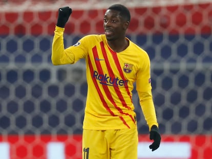 Dembélé festeja su tanto al Ferencváros.