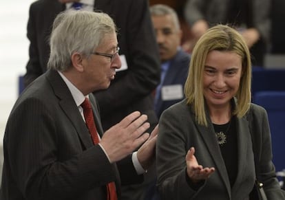 Jean-Claude Juncker fala com Federica Mogherini.