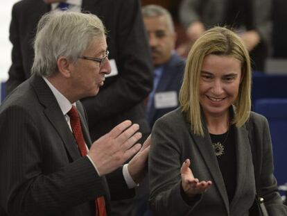 Jean-Claude Juncker fala com Federica Mogherini.