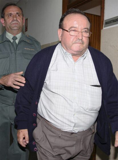 José Martínez García, custodiado por un miembro de la Guardia Civil, después de que el juez dictara prisión provisional sin fianza por su supuesta implicación en una trama de corrupción urbanística.