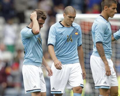 Juan Mata (izquierda), Oriol Romeu y Cristian Tello (derecha) abandonan el campo tras finalizar el partido.