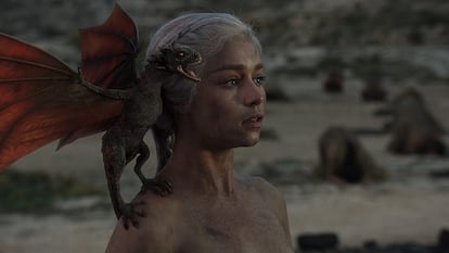 Una escena crucial es el momento en el que Daenerys Targaryen, al final de la primera temporada, se mete dentro de la pira funeraria de su marido Khal Drogo con sus huevos de dragón y sale de él desnuda, algo chamuscada pero viva y con tres dragoncitos recién nacidos. Desde entonces es khaleesi y madre de dragones.