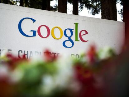 El logo de Google, ante su sede en Mountain View.