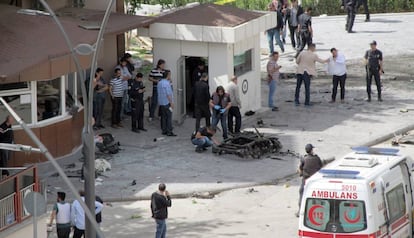 Las fuerzas de seguridad investigan los restos del coche bomba tras el atentado en Gaziantep.