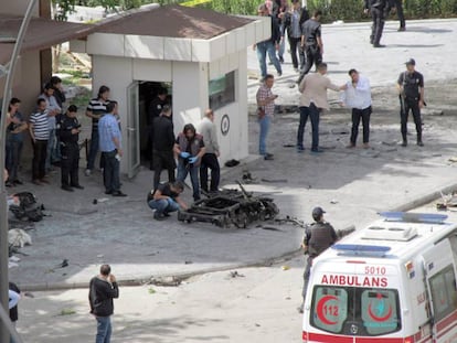 Las fuerzas de seguridad investigan los restos del coche bomba tras el atentado en Gaziantep.