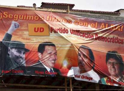 Un cartel con las imágenes de Castro, Chávez, Ortega y Morales saludaba ayer en Tegucigalpa la firma de la adhesión de Honduras al ALBA.