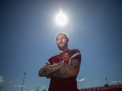 Gudelj posa en la ciudad deportiva del Sevilla.