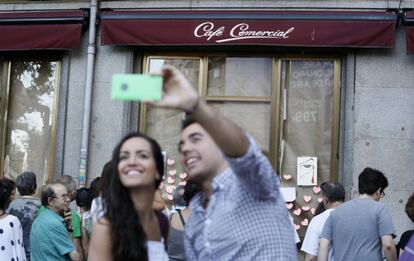 Una pareja ante el Café Comercial