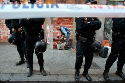 Un albañil tapia el acceso al hotel Madrid, tras el desalojo.