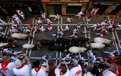 La ganadería pacense, ya habitual en Pamplona, tiene fama de peligrosa por méritos propios, con ocho corneados el 12 de julio de 2004 y con el último muerto en un encierro, el madrileño Daniel Jimeno el 10 de julio de 2009, a quien su familia ha recordado en el lugar con unas flores.