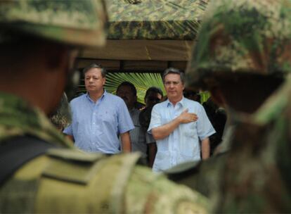 El presidente Álvaro Uribe, (derecha) junto al ministro de Defensa, Gabriel Silva, la pasada semana.